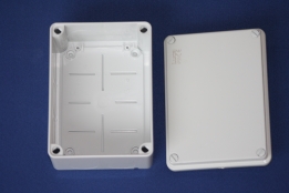 Kytkentäkotelo IP55 sähkötekniikan- ja elektroniikan sovellutuksiin.