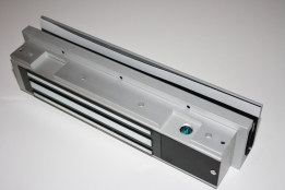 UBK-P Asennuslevy 8- 15mm lasiin lukitusmagneeteille, Z-raudalle ja vastaraudoille.